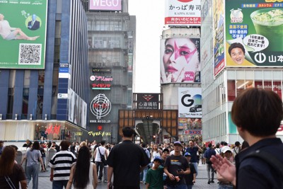 訪日外国人客らでにぎわう大阪・ミナミ＝大阪市中央区で2025年6月27日午後5時44分、川地隆史撮影