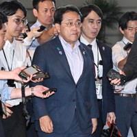 米国との関税交渉について報告のため首相官邸に入る赤沢亮正経済再生担当相（中央）＝2025年7月24日午後5時27分、平田明浩撮影