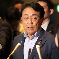 トランプ米政権の関税協議について石破茂首相に報告後、記者の取材に応じる赤沢亮正経済再生担当相＝首相官邸で2025年7月24日午後6時52分、後藤由耶撮影