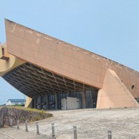香川県の解体方針に対し、民間有志が新たな提案を発表した旧県立体育館。独特の外観から「船の体育館」と呼ばれている＝高松市で2025年7月4日午後1時31分、森田真潮撮影