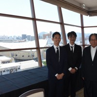行政に財政負担を求めない耐震改修・活用案を発表した「旧香川県立体育館再生委員会」の（左から）上杉昌史副委員長、長田慶太委員長、青木茂理事。窓外左側に見えているのが旧県立体育館＝高松市で2025年7月23日午後0時54分、森田真潮撮影