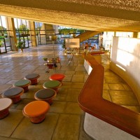 旧香川県立体育館（船の体育館）のロビー部分。開放的な空間が確保されている。家具デザインは剣持勇によるもの＝「旧香川県立体育館再生委員会」提供