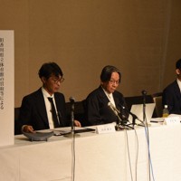 行政に財政負担を求めない耐震改修・活用案を発表した「旧香川県立体育館再生委員会」の（左から）長田慶太委員長、青木茂理事、上杉昌史副委員長＝高松市で2025年7月23日午前11時38分、森田真潮撮