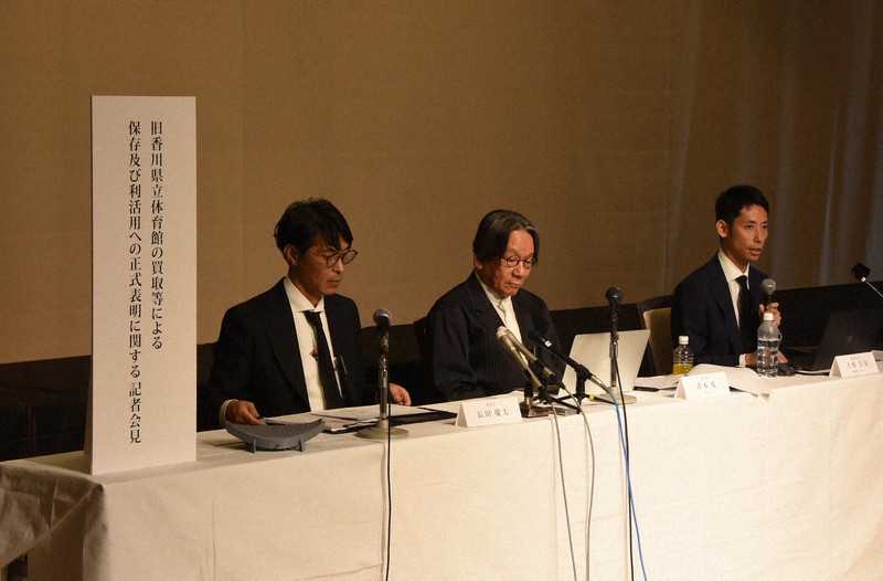 行政に財政負担を求めない耐震改修・活用案を発表した「旧香川県立体育館再生委員会」の（左から）長田慶太委員長、青木茂理事、上杉昌史副委員長＝高松市で2025年7月23日午前11時38分、森田真潮撮