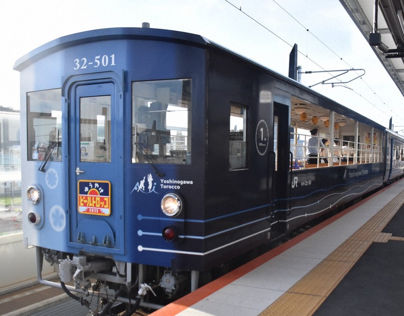 夕日ながめてビールをグビッと JR四国のトロッコ列車、今年も | 毎日新聞