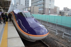 山形新幹線の新型車両「E8系」＝JR山形駅で2024年3月16日、神崎修一撮影