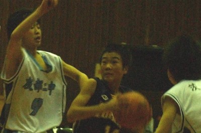 2008年の毎日・茨城杯県中学生（現U14）バスケットボール大会での決勝で、ゴール下へ切り込む小島元基選手（中央）
