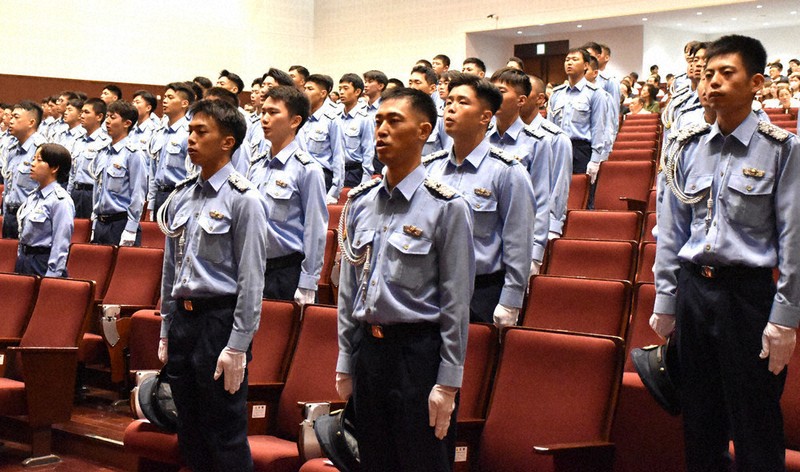 仲間と共に強く優しく 府警察学校 163人巣立つ ／大阪 | 毎日新聞