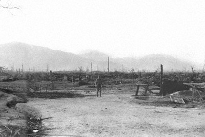 紙屋町交差点北側の軍用地を北西に向かって写す。3枚つなぎのパノラマ写真（爆心地から300メートル）＝広島市の紙屋町交差点（現広島市中区）で1945年8月9日、国平幸男撮影