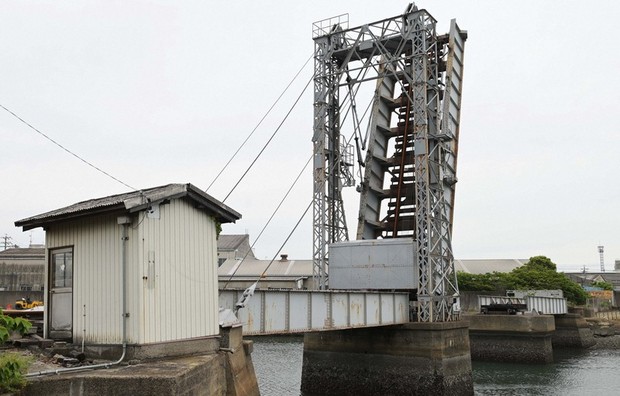 Retro Japan in Photos: 1931 railway drawbridge oversees