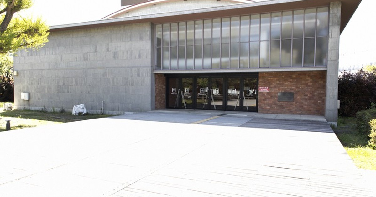Retro Japan in Photos: Univ. auditorium in Tokyo built with donations from alumni, staff