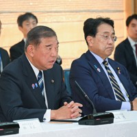 米国の関税措置に関する総合対策本部の会合で発言する石破茂首相（左手前）。右は赤沢亮正経済再生担当相＝首相官邸で2025年7月25日午前9時52分、新宮巳美撮影