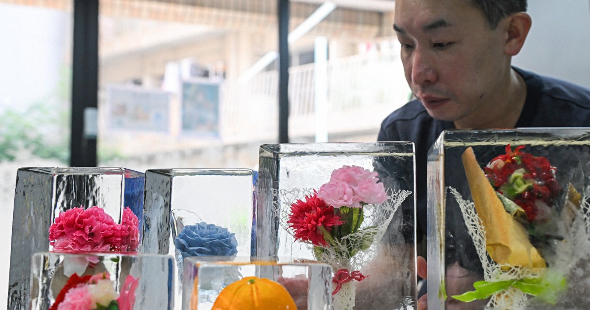 「涼しさ感じて」　氷に造花閉じ込めた「氷華」作り最盛期
