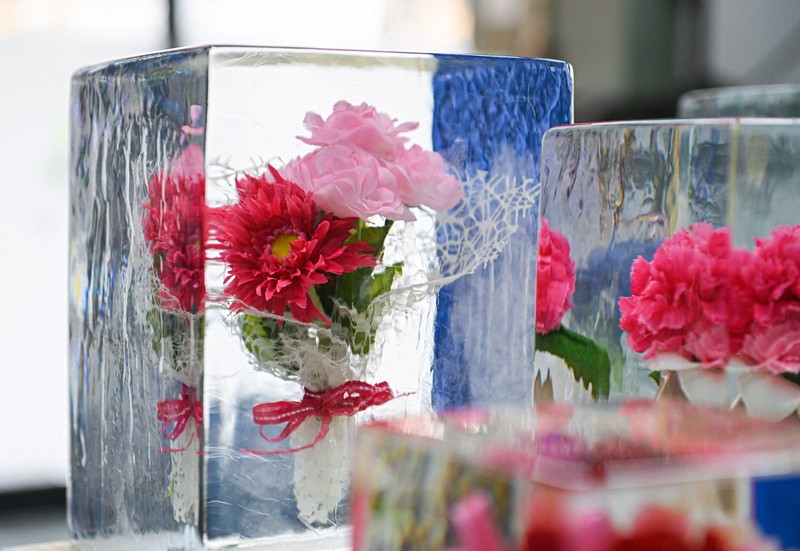 透明な氷の中に造花やおもちゃ 「氷華」作り最盛期 [写真特集1/7