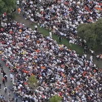 参院選の街頭演説に集まった人たち＝東京都港区で2025年7月19日、本社ヘリから