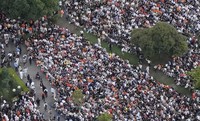 参院選の街頭演説に集まった人たち＝東京都港区で2025年7月19日、本社ヘリから