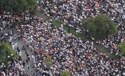 参院選の街頭演説に集まった人たち＝東京都港区で2025年7月19日、本社ヘリから