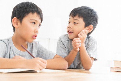 中学受験に向け、切磋琢磨（せっさたくま）してきた友人が、ウソの進学先を伝えていたら周囲はどうしたらいいのだろう（写真はイメージ）＝ゲッティ