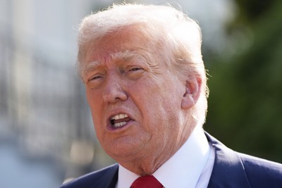 記者団の取材に応じるトランプ米大統領＝ワシントンのホワイトハウスで2025年7月25日、AP