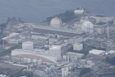 九州電力の玄海原発1号機（手前右）、2号機（手前左）、3号機（奥右）、4号機（奥左）＝佐賀県玄海町で2024年4月24日、本社ヘリから