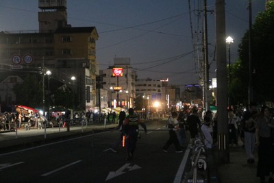 大蛇山まつりの中止が決まり、会場から急きょ引き揚げる来場者ら＝福岡県大牟田市大正町で2025年7月27日午後7時40分ごろ、降旗英峰撮影