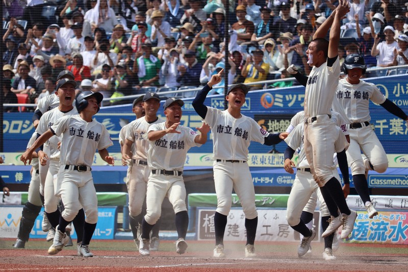 稀少 純銀製 1947年 早慶戦 大学野球対抗戦 甲子園球場 記念バッチ 当時物 昭和の甲子園 真夏の伝説（2）】猛暑の聖地で咲いた桜美林 60年