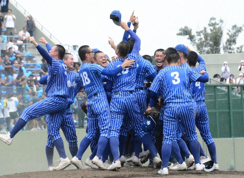 全国高校野球 栃木大会 青藍泰斗、35年ぶりV 延長十回、作新学院を降す