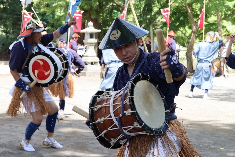 吉弘楽勇ましく 太鼓鳴らし奉納 国東・楽庭八幡神社 ／大分 | 毎日新聞