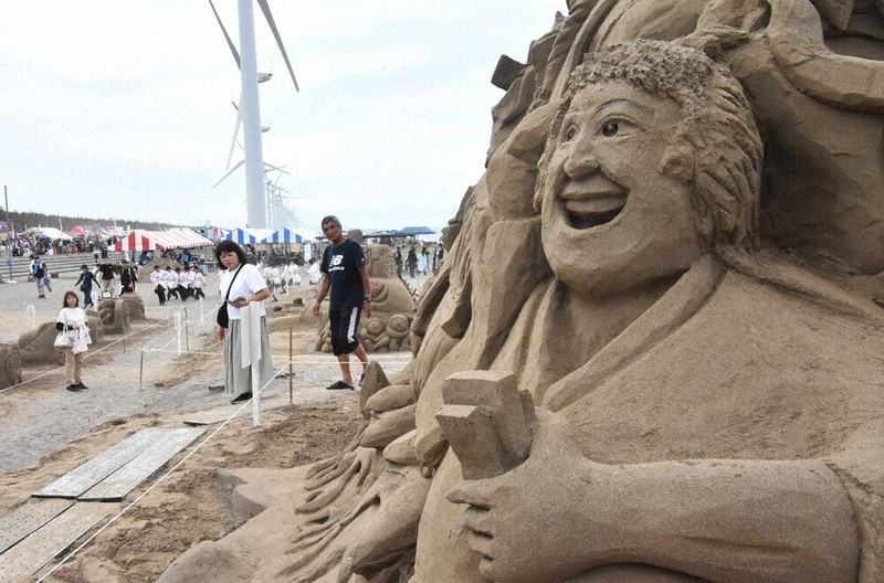 サザエさんも 海水浴場にユニークな砂像26基出現 秋田・三種 | 毎日新聞