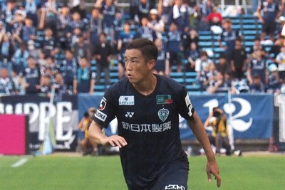 アビスパ福岡の中盤でプレーする秋野央樹選手＝ベスト電器スタジアムで2025年7月21日、丹下友紀子撮影