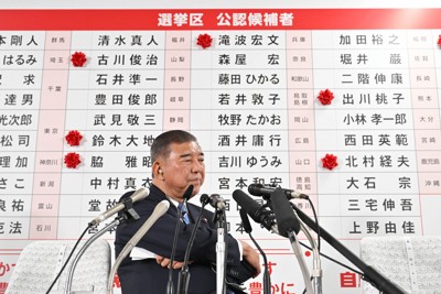 自民党の開票センターでインタビュー中に厳しい表情を見せる石破茂首相＝自民党本部で2025年7月20日午後11時7分、平川義之撮影