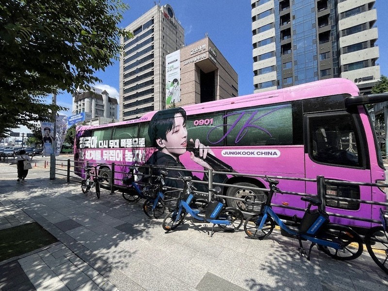 特集ワイド：「推し」PR、自費で応援広告 街頭、駅、飛行機も ファン熱