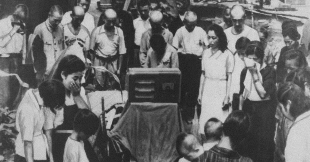 戦時中の写真　読売焼付版　昭和18年発行　37枚　新聞記事切抜2枚、新聞写真4枚 戦時中の写真 読売焼付版 昭和18年発行 55枚＋絵葉書 - メルカリ