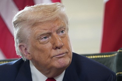 スターマー英首相と会談するトランプ米大統領＝英北部スコットランドで2025年7月28日、AP