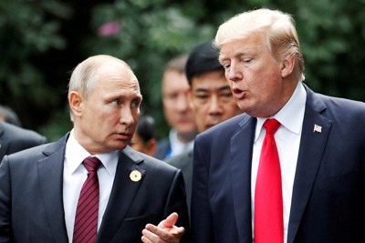 アジア太平洋経済協力会議（APEC）サミットに出席した1期目当時のトランプ米大統領（右）とロシアのプーチン大統領＝ベトナム・ダナンで2017年11月、ロイター
