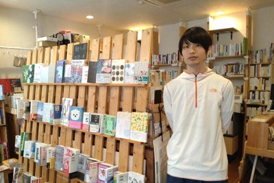 「何をやってるかよくわからないけど、楽しそうに生きてる人がやってるお店、と思われたい」という関口竜平さん＝千葉市花見川区幕張町の本屋lighthouseで2025年5月14日、上東麻子撮影