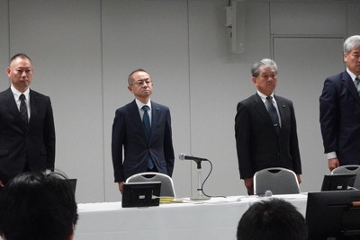 記者会見に臨む東京電力福島第1廃炉推進カンパニー最高責任者の小野明氏（右から2人目）ら＝東京都千代田区で2025年7月29日、木許はるみ撮影