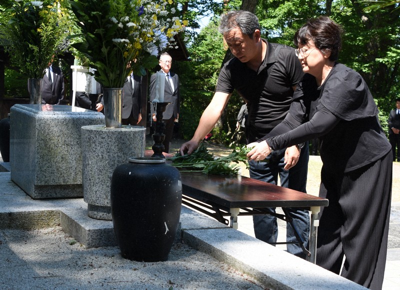 『祈る人の形をした岩』　天然岩　オブジェ　　縁起物　鑑賞石 雫石衝突事故54年 遺族ら慰霊碑に献花、空の安全祈念 岩手 | 毎日新聞