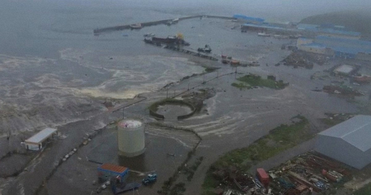 8.8-magnitude earthquake sends small tsunami into coasts of Russia, Japan and Alaska