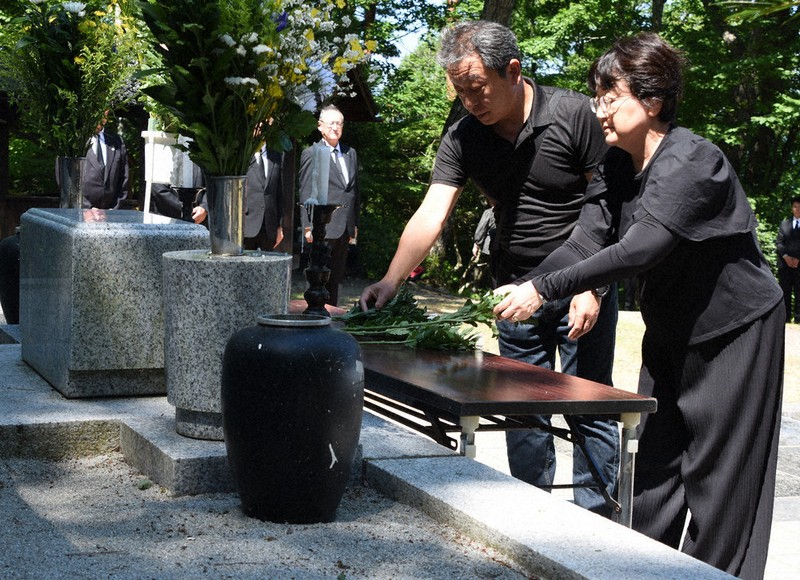 全日空機・自衛隊機衝突事故54年 空の安全、強く祈念 遺族ら慰霊碑に