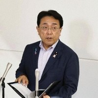 24日、米国から帰国し取材に応じる赤沢経済再生担当相＝羽田空港