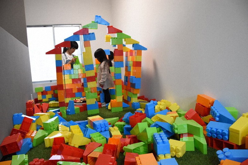 屋内公園で「のびのび」 昭和区「のさのさ」 大型ブロック・ボール