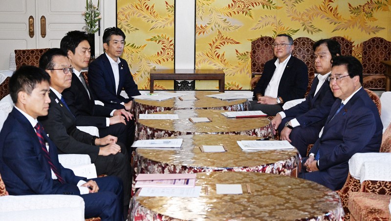 臨時国会始まる ガソリン減税法案巡り、与野党が定期協議を確認 | 毎日新聞