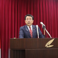 記者の質問に答える赤沢亮正経済再生担当相＝2025年8月1日午前10時8分、加藤結花撮影