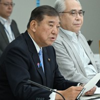次官連絡会議で発言する石破茂首相（左）＝首相官邸で2025年8月1日午後0時8分、平田明浩撮影