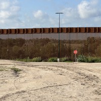 不法移民の流入を防ぐために設けられた米国とメキシコの「国境の壁」＝米南部テキサス州スター郡で2025年7月11日、松井聡撮影