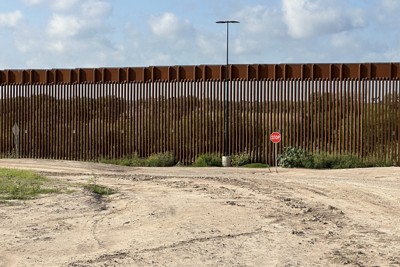 不法移民の流入を防ぐために設けられた米国とメキシコの「国境の壁」＝米南部テキサス州スター郡で2025年7月11日、松井聡撮影