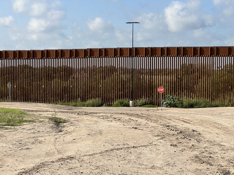 不法移民の流入を防ぐために設けられた米国とメキシコの「国境の壁」＝米南部テキサス州スター郡で2025年7月11日、松井聡撮影