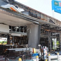 タイとカンボジアの軍事衝突で、砲撃を受けたセブンイレブンの店舗＝タイ東北部シーサケート県で2025年8月1日、国本愛撮影