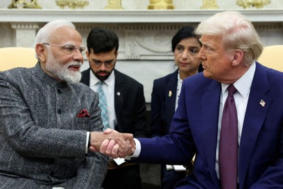 ホワイトハウスで握手するトランプ米大統領（右）とインドのモディ首相＝米ワシントンで2025年2月13日、ロイター